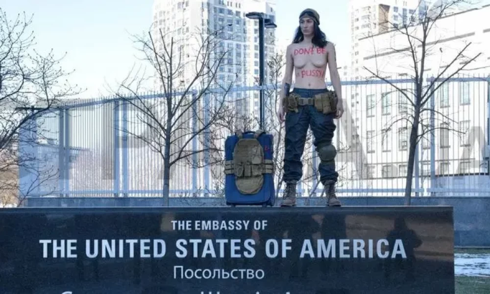 "Μην είστε κότες" -Οι γυμνόστηθες ''Femen'' καλούν τις ΗΠΑ να μην εγκαταλείψουν το Κίεβο (Βίντεο)